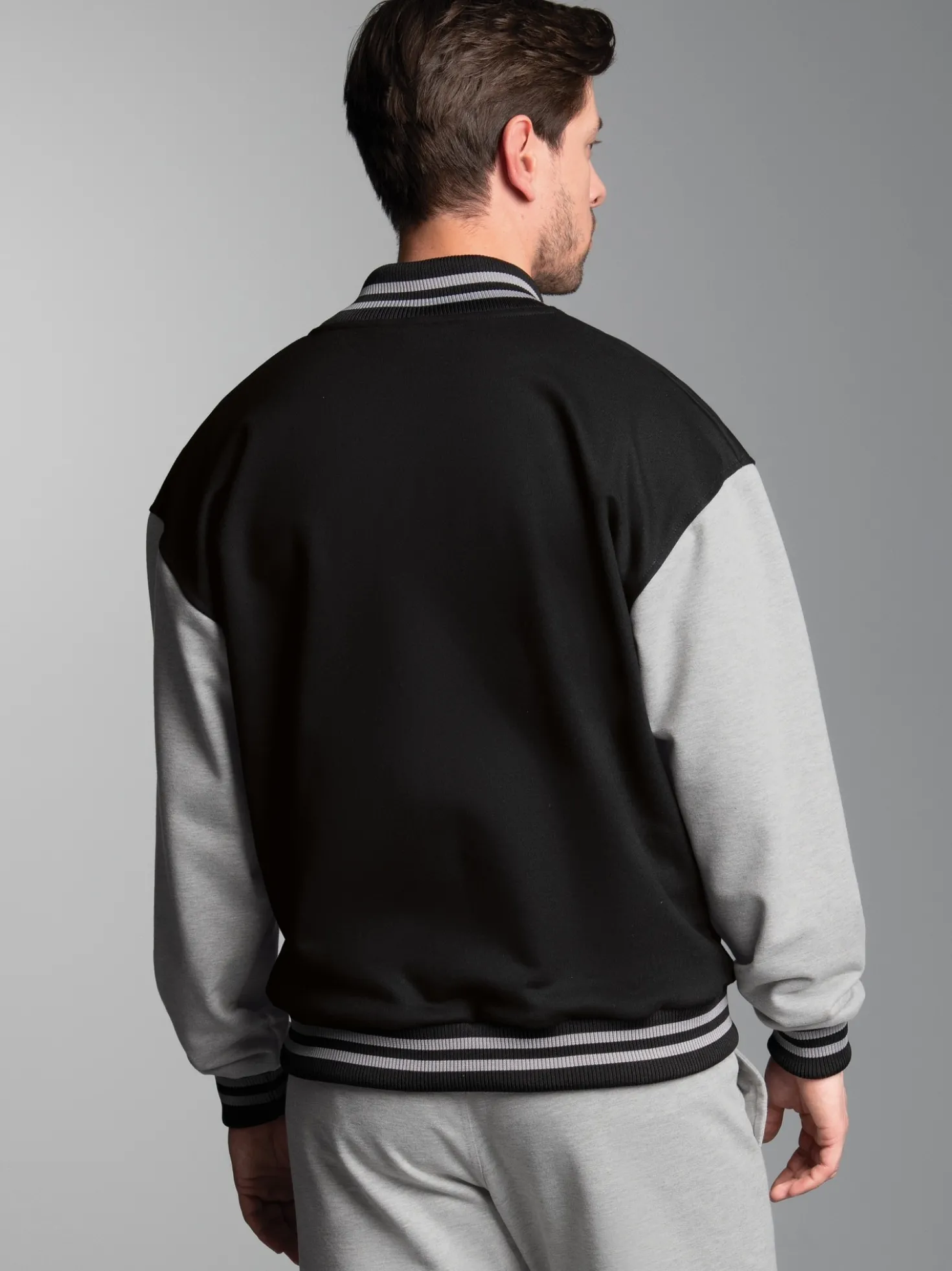 Collegejacke mit praktischen Eingrifftaschen Schwarz