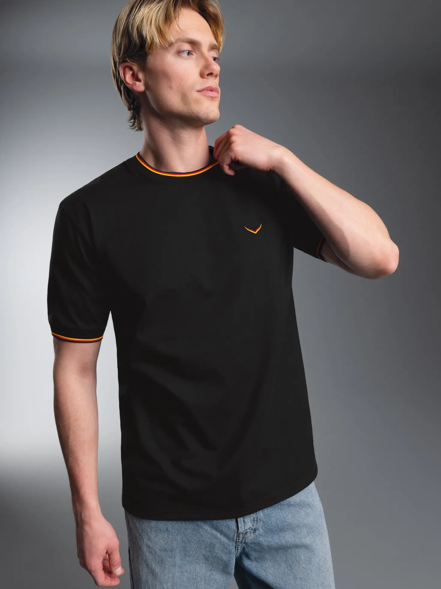 Deutschland T-Shirt mit kontrastfarbigen Bündchen Schwarz