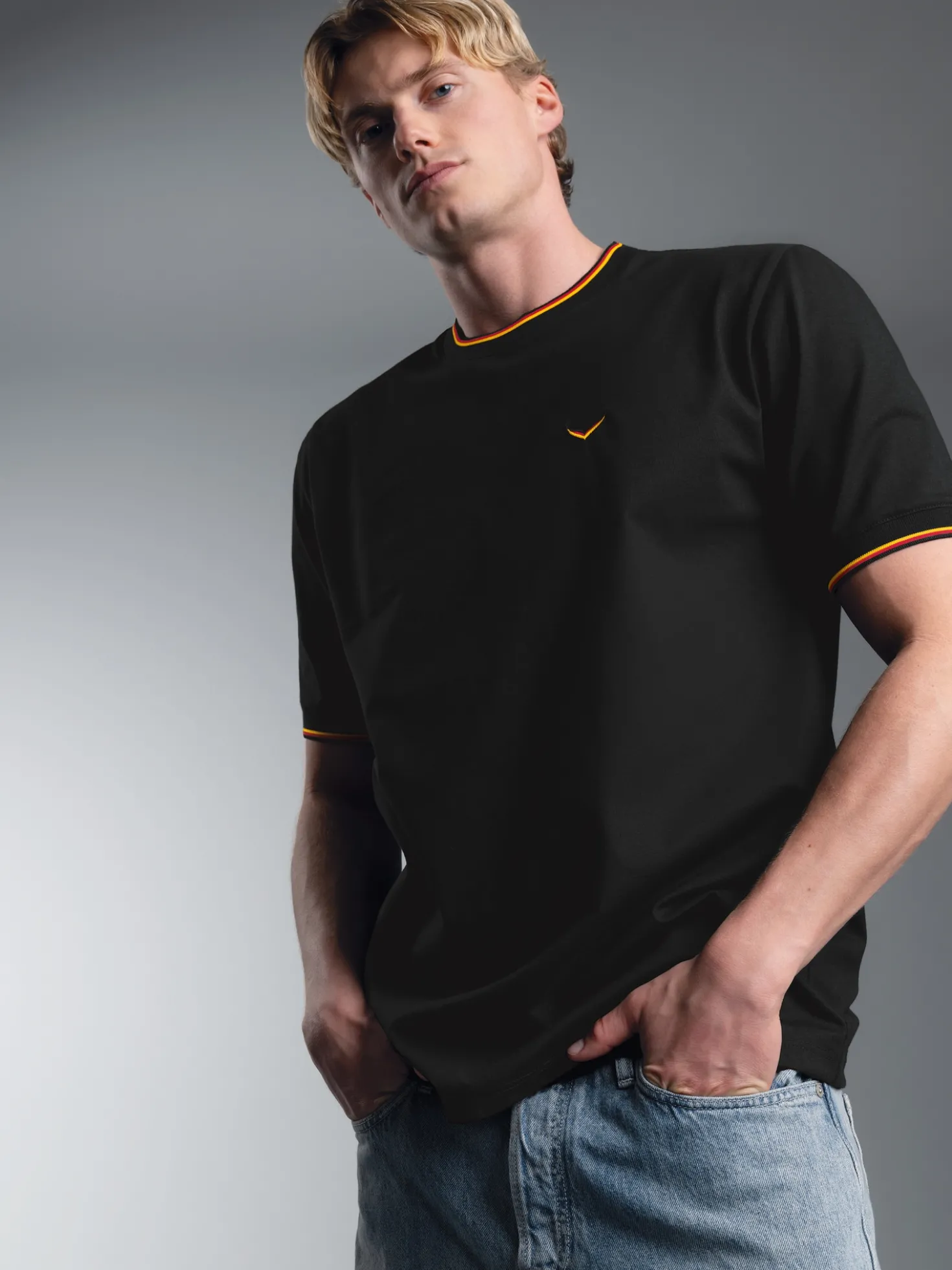 Deutschland T-Shirt mit kontrastfarbigen Bündchen Schwarz