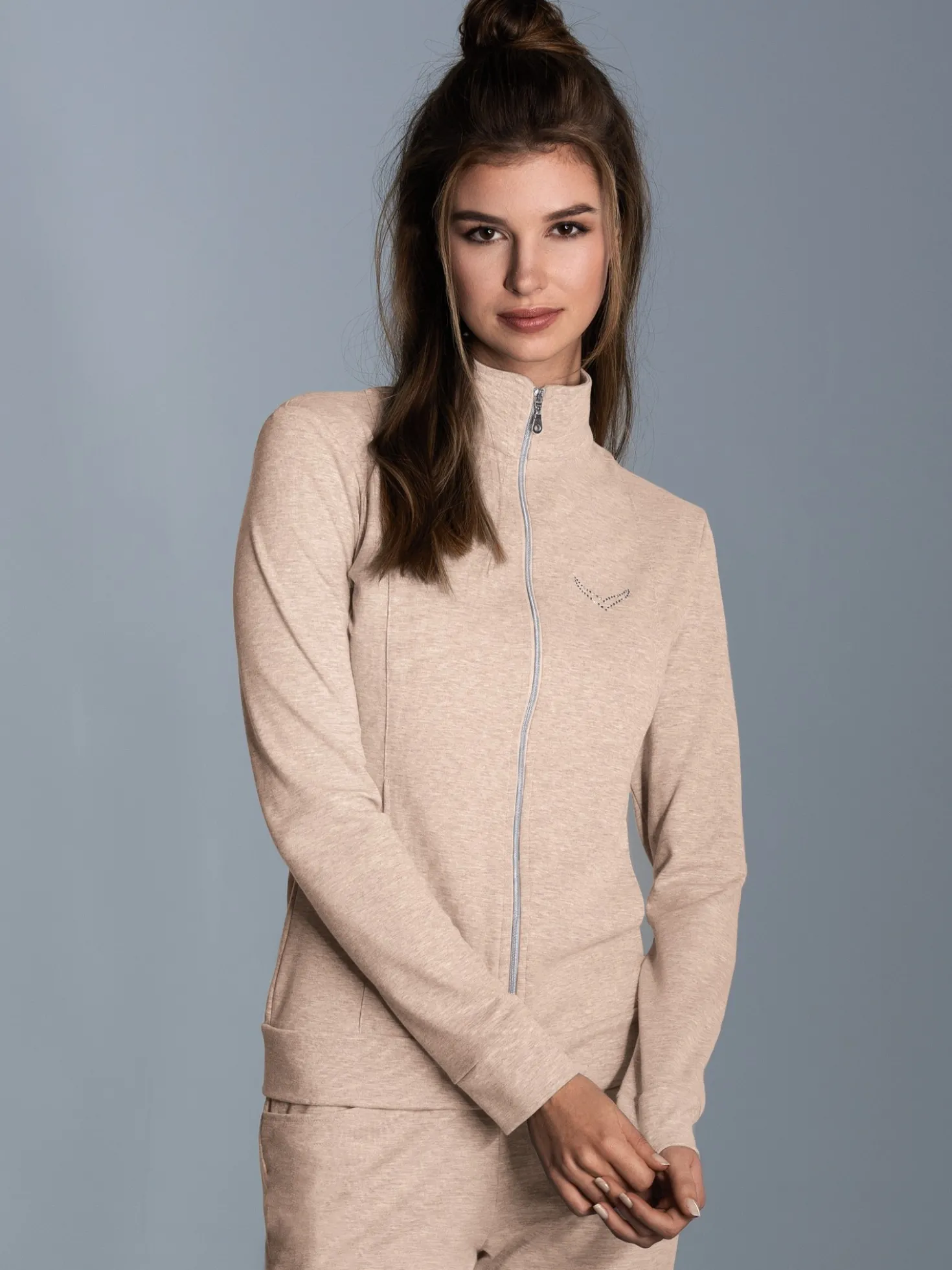 Jacke veredelt mit Kristallsteinen Sand-melange