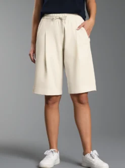 Shorts in Piqué-Qualität mit modischen Falten Natur