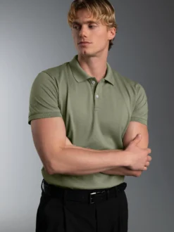 Slim Fit Poloshirt aus DELUXE-Piqué Salbei