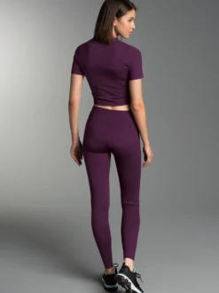 Sport Set aus Cropped T-Shirt und Leggings Aubergine