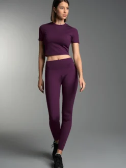 Sport Set aus Cropped T-Shirt und Leggings Aubergine