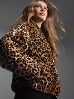 Steppjacke mit Allover-Leo-Print Haselnuss