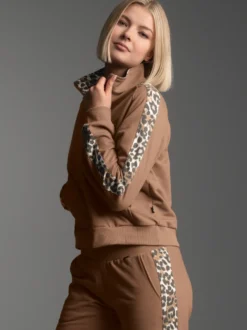 Sweatjacke mit modischen Leo-Elementen Haselnuss