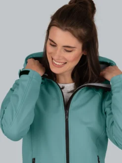 Taillierte Softshell–Kapuzenjacke Seegras