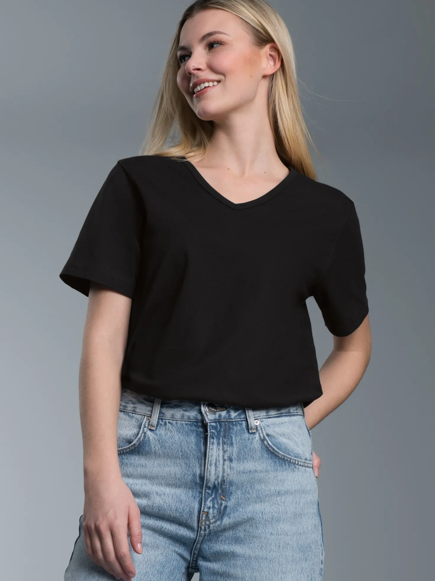 T-Shirt aus Biobaumwolle mit V-Ausschnitt Schwarz