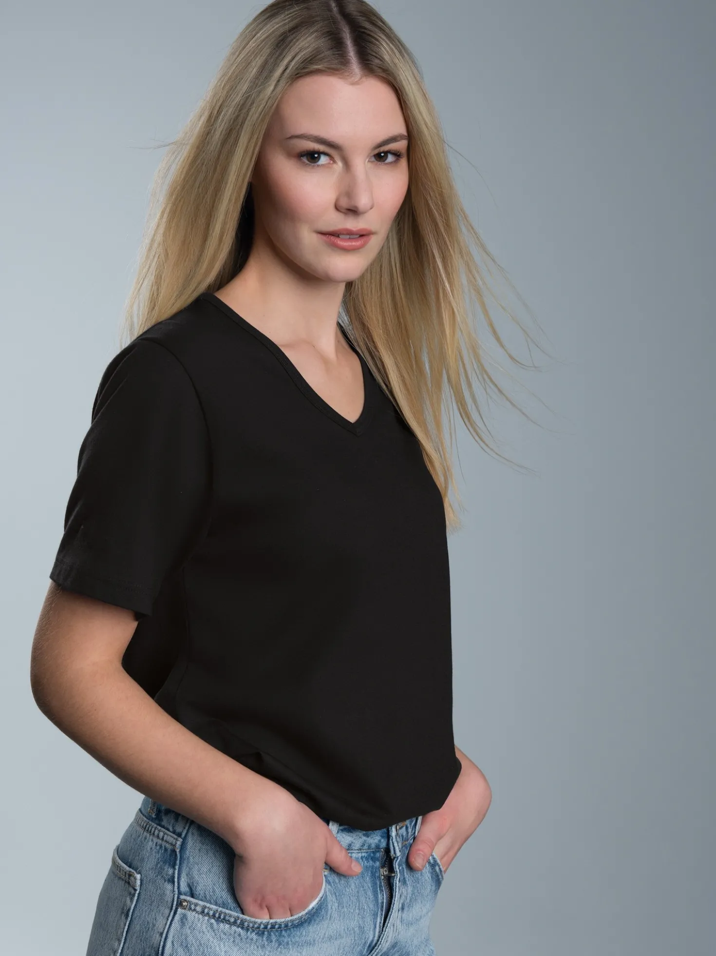 T-Shirt aus Biobaumwolle mit V-Ausschnitt Schwarz
