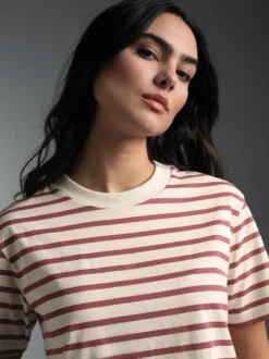 T-Shirt in Ringeloptik Mahagoni