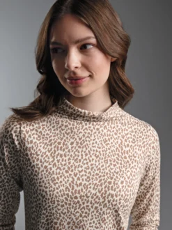 Turtleneck Shirt mit leichtem Leo Muster Natur