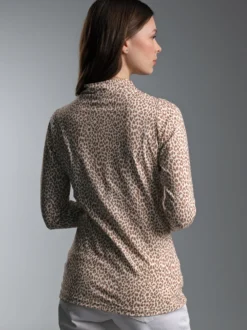 Turtleneck Shirt mit leichtem Leo Muster Natur