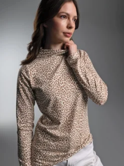 Turtleneck Shirt mit leichtem Leo Muster Natur