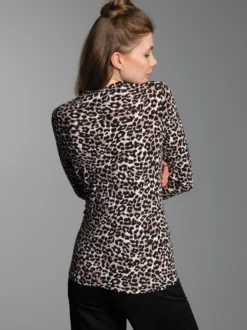 Turtleneck Shirt mit modischem Leo Muster Haselnuss