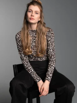 Turtleneck Shirt mit modischem Leo Muster Haselnuss