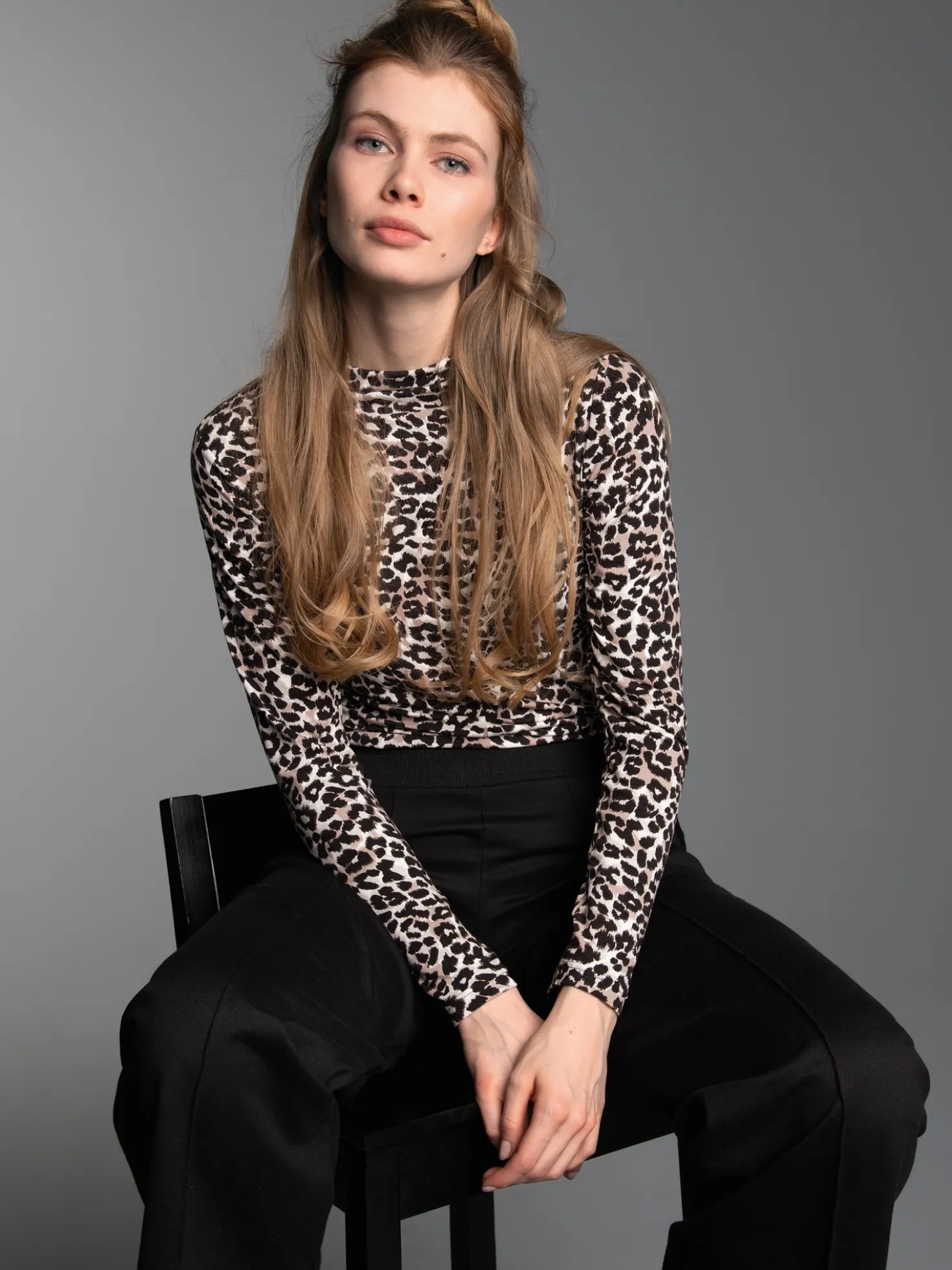 Turtleneck Shirt mit modischem Leo Muster Haselnuss