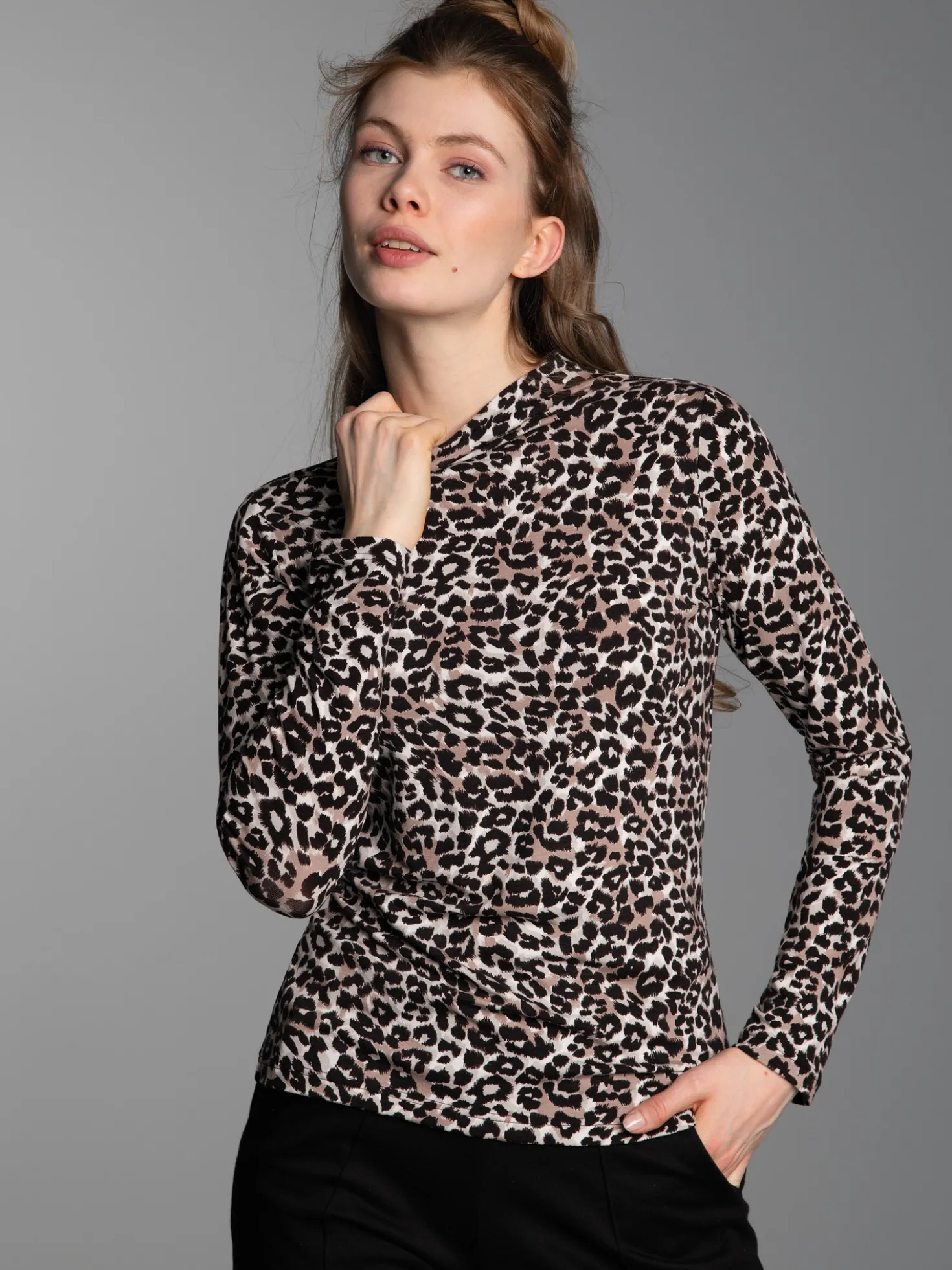 Turtleneck Shirt mit modischem Leo Muster Haselnuss