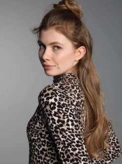 Turtleneck Shirt mit modischem Leo Muster Haselnuss