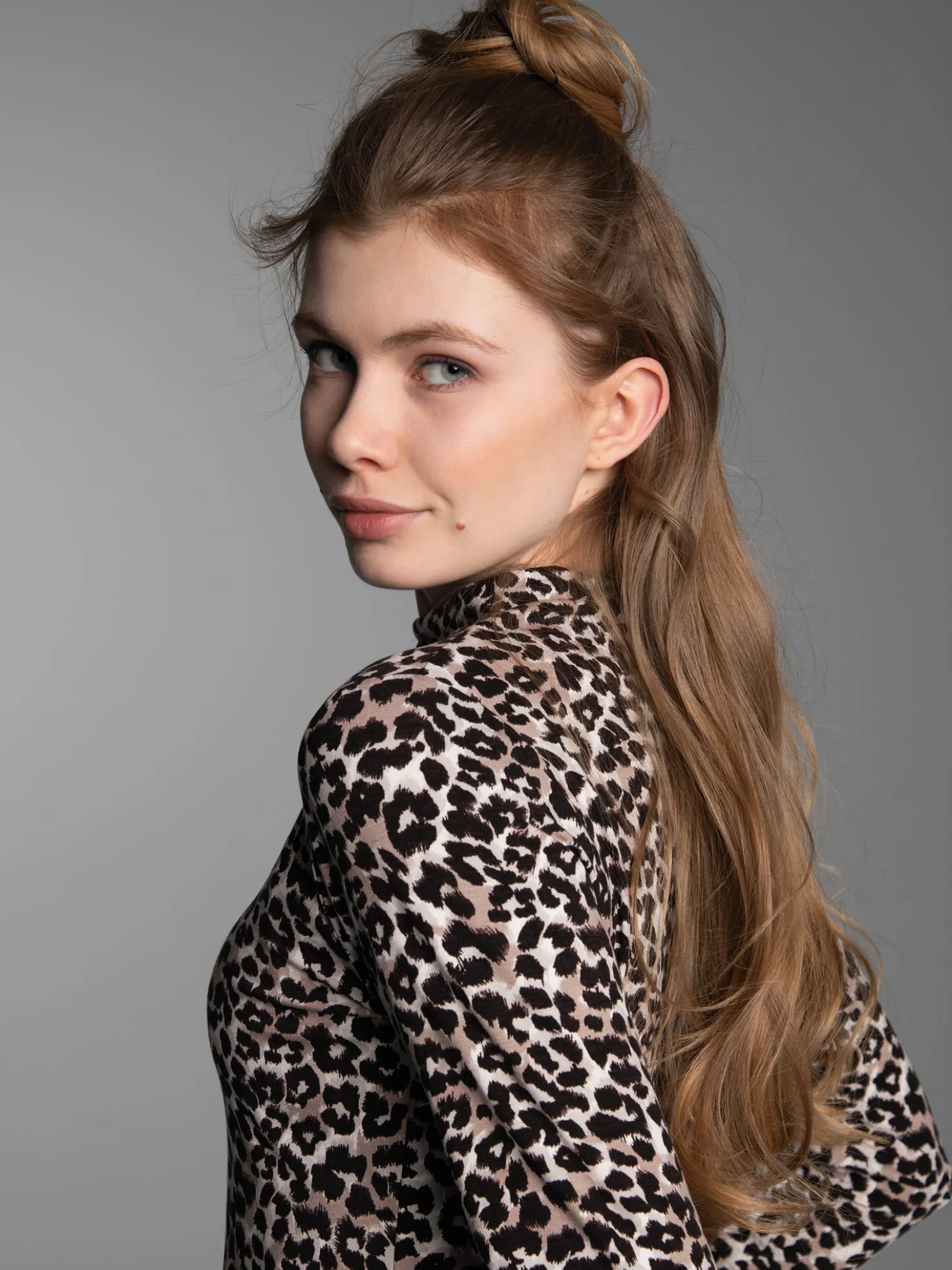 Turtleneck Shirt mit modischem Leo Muster Haselnuss