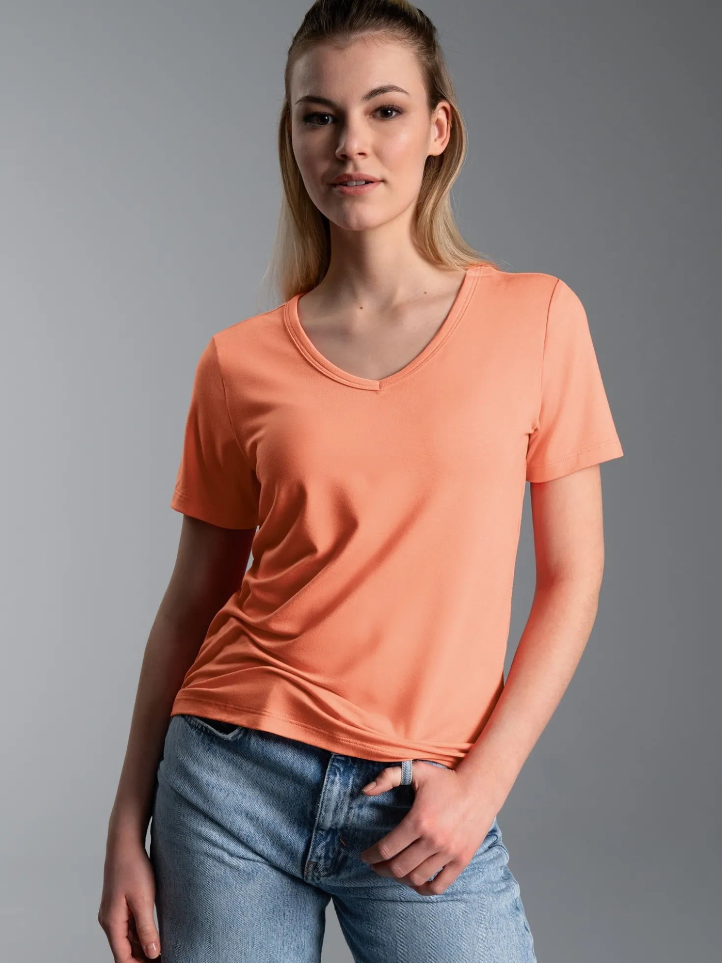 V-Shirt aus Modal Puder